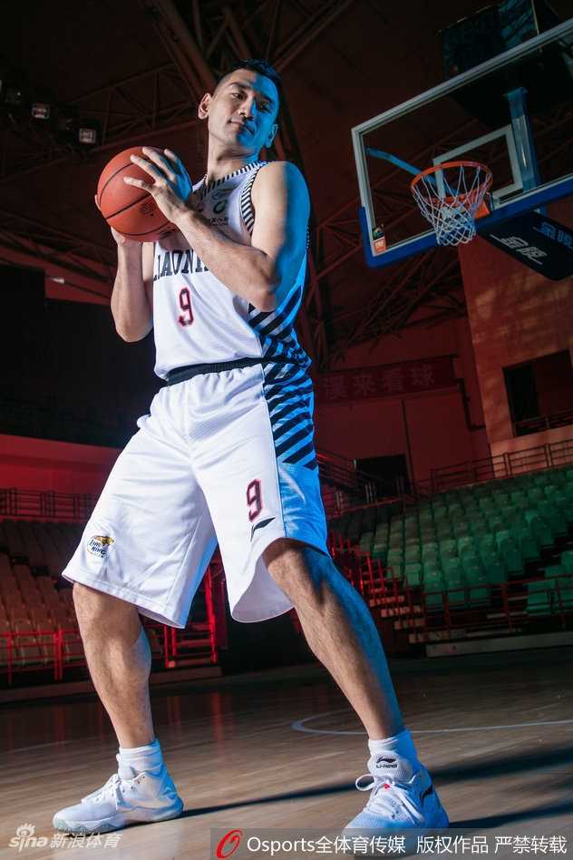 内线支柱韩德君在暗色背景下宛如一座铁塔，庞大的身躯蕴含着无穷的力量，憨厚的外表下透露着内线的绝对统治力。