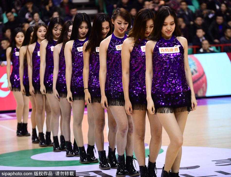 光影逐梦,热舞燃情:二零一七那些闪耀赛场的拉拉队宝贝 镜头捕捉到宝贝们候场时的一刻,她们席地而坐,利用最后一点时间复习动作要领,专注的神情中透露出对职业的敬畏与热爱