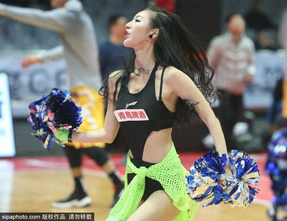 光影逐梦,热舞燃情:二零一七那些闪耀赛场的拉拉队宝贝 完成表演后,几位宝贝在赛场边相拥庆贺,脸上的汗水与灿烂的笑容交织在一起,这是属于她们的荣耀时刻,也是二零一七最动人的画面之一