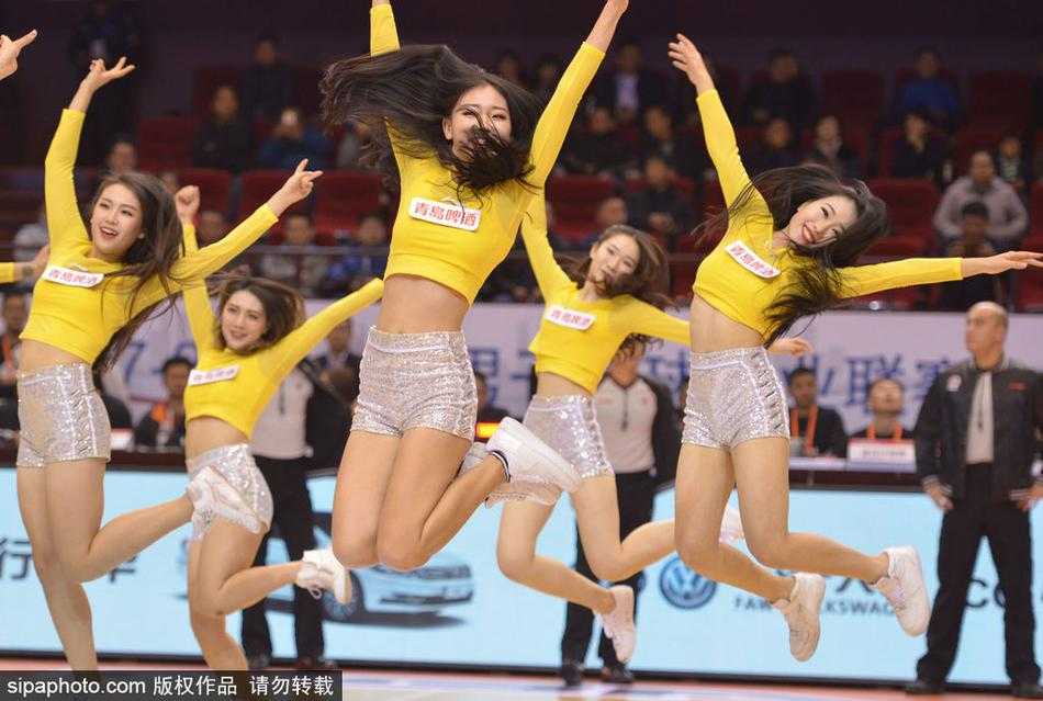 光影逐梦,热舞燃情:二零一七那些闪耀赛场的拉拉队宝贝 一位宝贝在后台休息区露出恬静的笑容,卸下舞台上的浓烈,生活中的她们有着邻家女孩般的亲切与纯真,动静之间,皆是魅力