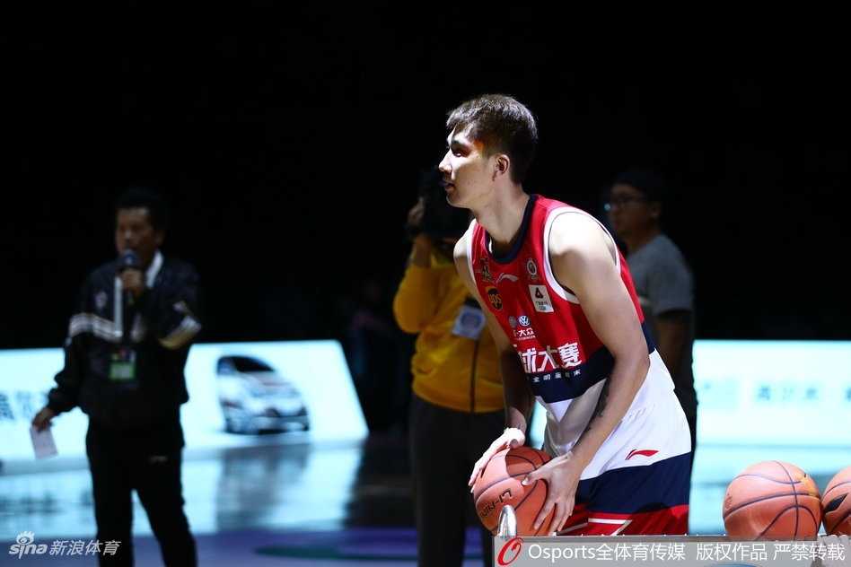 全明星三分大赛惊天逆转 于长春二十四分破纪录加冕新科三分王 比赛结束后,于长春被队友们紧紧围住庆祝,大家脸上都挂着发自内心的笑容,场边的摄影记者们纷纷将镜头对准这位新科三分王。