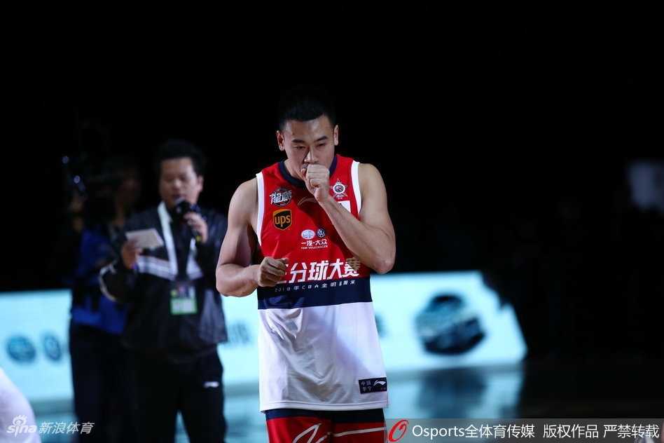 全明星三分大赛惊天逆转 于长春二十四分破纪录加冕新科三分王 卫冕冠军弗雷戴特在比赛中表情专注,但面对于长春的超常发挥,他眼神中流露出一丝无奈,身后的计时器正在无情地倒数。