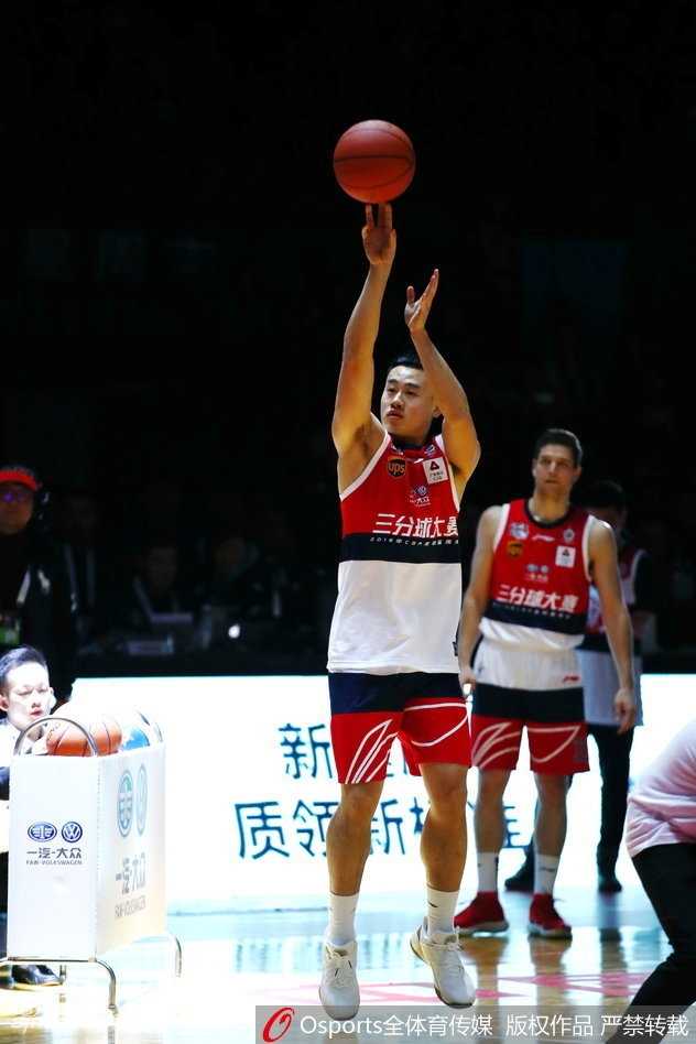 全明星三分大赛惊天逆转 于长春二十四分破纪录加冕新科三分王 于长春手捧三分大赛冠军奖杯,面对镜头露出腼腆而自信的微笑,奖杯在灯光下熠熠生辉,记录着这个属于他的荣耀时刻。