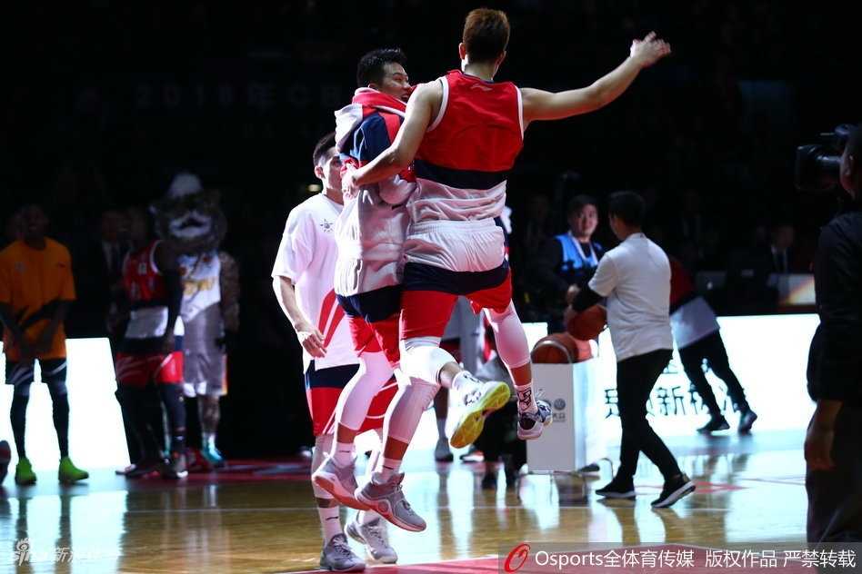 全明星三分大赛惊天逆转 于长春二十四分破纪录加冕新科三分王 于长春站在三分线外眼神坚毅,篮球划过指尖即将离手,整个球馆的灯光聚焦在他身上,仿佛时间都静止在这一投的瞬间。