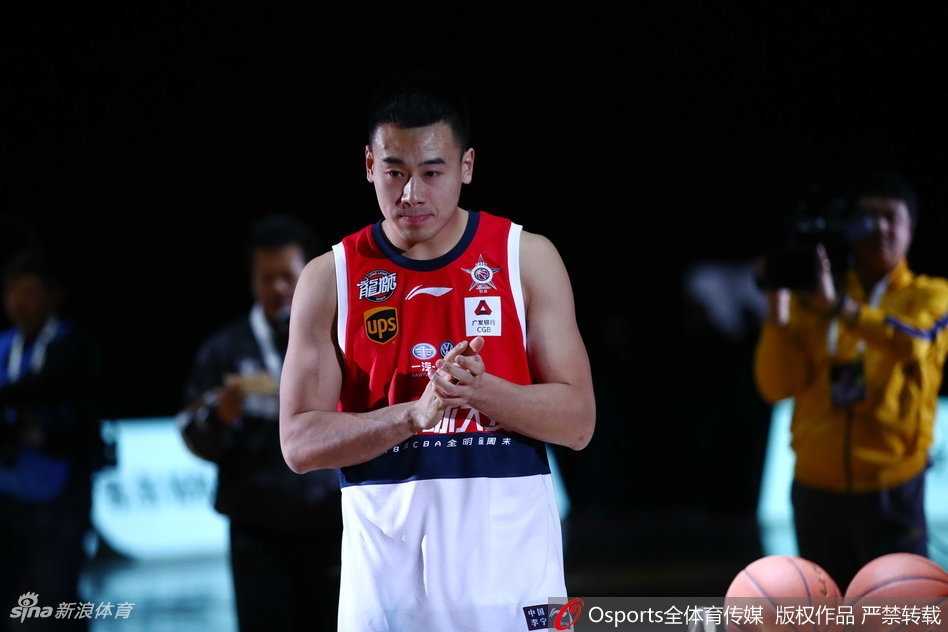 全明星三分大赛惊天逆转 于长春二十四分破纪录加冕新科三分王 于长春在完成关键投篮后振臂欢呼,脸上洋溢着难以置信的喜悦,身后的巨大计分牌显示着24分的破纪录成绩,将他的剪影衬托得格外高大。