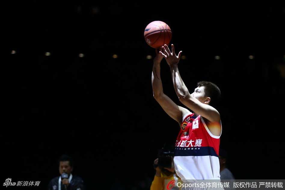 全明星三分大赛惊天逆转 于长春二十四分破纪录加冕新科三分王 于长春在空荡荡的球场边接受采访,身后是还未散去的观众席灯光,他手持话筒侃侃而谈,分享着夺冠后的激动心情与投篮秘诀。