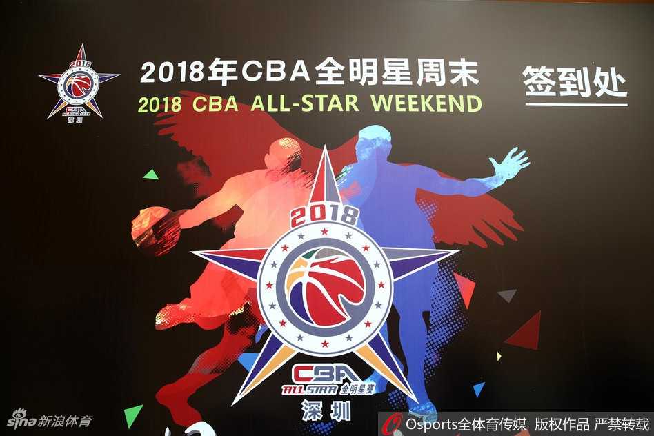 会议室内灯火辉煌，巨大的投影幕布前，教练员正在进行最后的战术布置，窗外是璀璨的城市夜景。