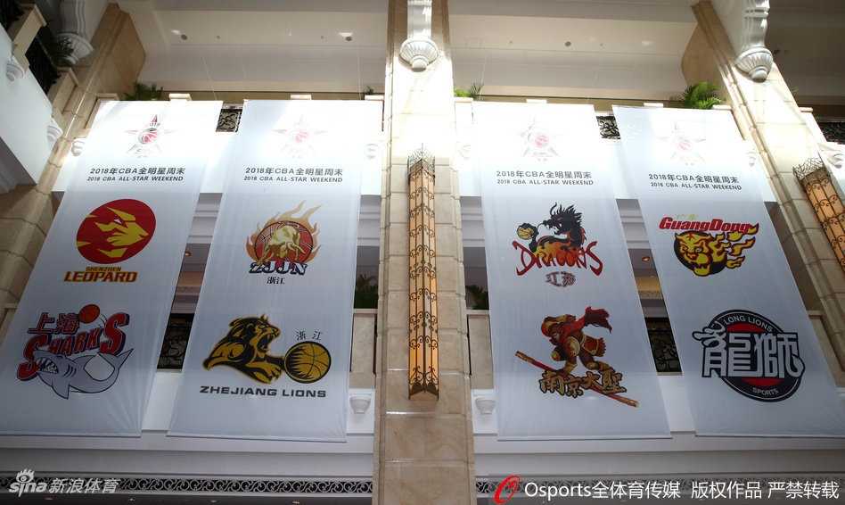 俯拍视角下，酒店大堂的旋转楼梯如同优美的音符，球员们三五成群，正悠闲地前往参加晚宴。