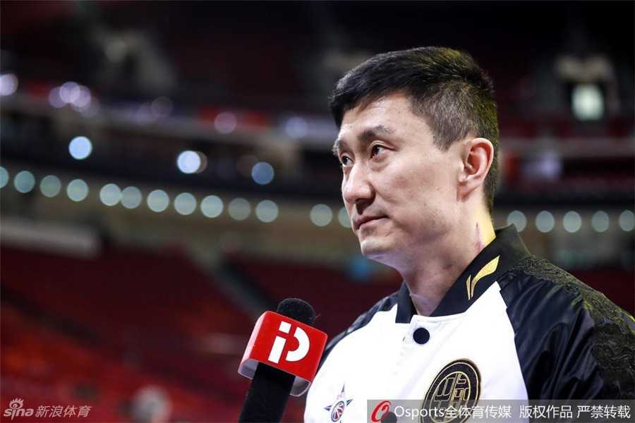 全明星周末的温情瞬间:杜锋父子与丁彦雨航的MVP之夜 吉默·弗雷戴特在全明星赛中运球突破,他眼神专注,重心压得很低,篮球仿佛黏在手上一般,动作极其潇洒。