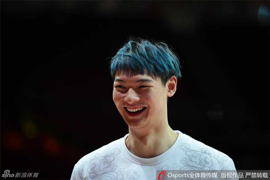 全明星周末的温情瞬间:杜锋父子与丁彦雨航的MVP之夜 杜锋手牵着年幼的爱子走进全明星赛场,孩子身穿运动装好奇张望,父子俩的背影在球馆灯光下显得格外温情。