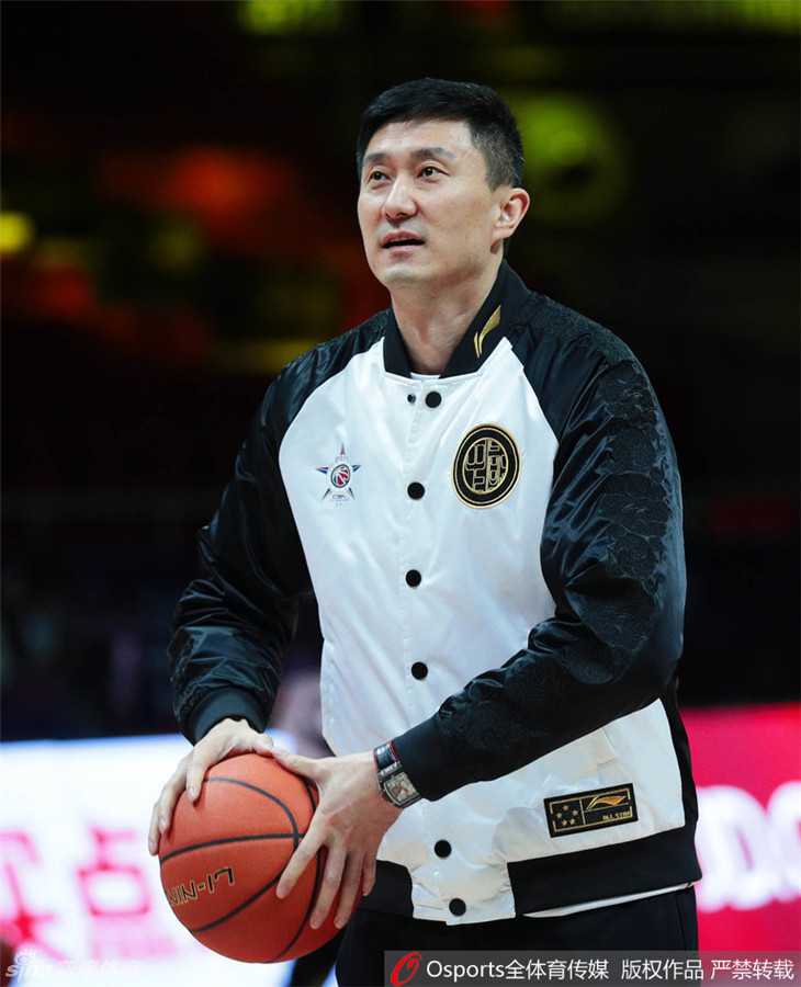 全明星周末的温情瞬间:杜锋父子与丁彦雨航的MVP之夜 杜锋在场边接受媒体采访,手里拿着战术板,但目光不时看向一旁玩耍的儿子,神情专注而又夹杂着一丝作为父亲的牵挂。