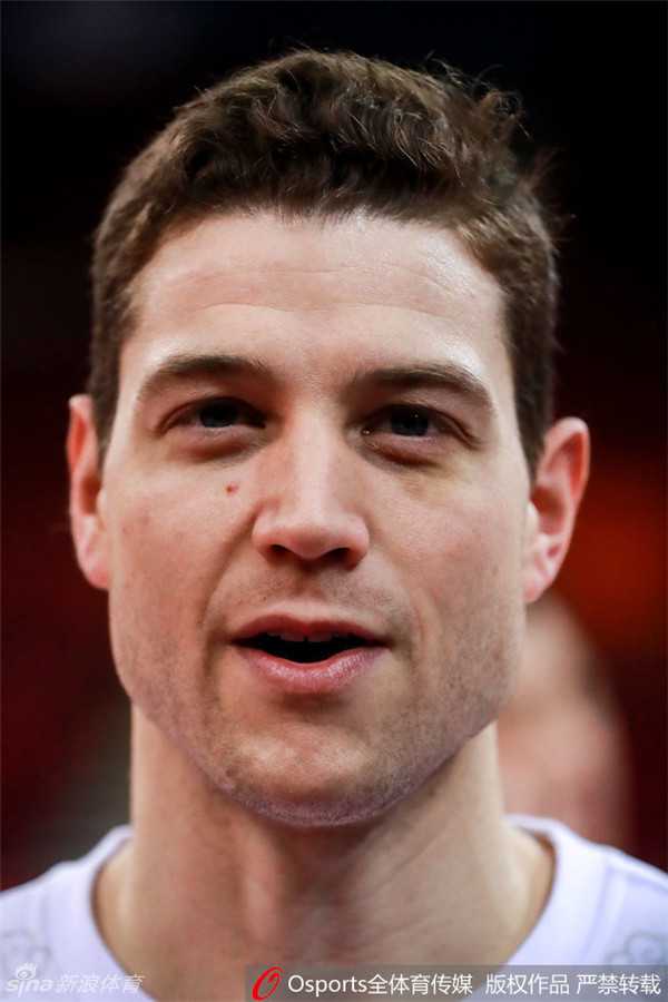 全明星周末的温情瞬间:杜锋父子与丁彦雨航的MVP之夜 杜锋坐在场边怀抱爱子,他的目光全部集中在孩子身上,眼神中充满了无限的温柔与宠溺,与赛场上的严厉形象判若两人。