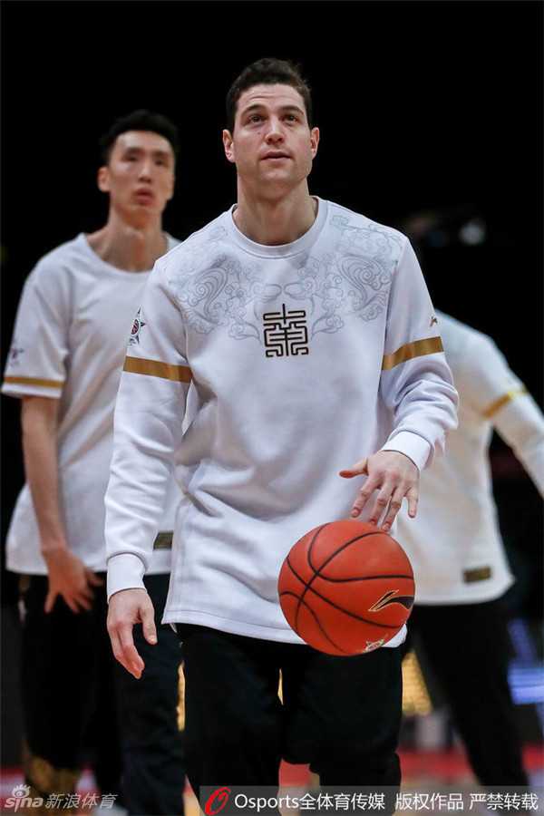 全明星周末的温情瞬间:杜锋父子与丁彦雨航的MVP之夜 丁彦雨航抱着广东宏远队主教练杜锋的爱子合影留念,小丁脸上带着大男孩般的羞涩笑容,孩子则乖巧地待在怀里,画面十分有爱。