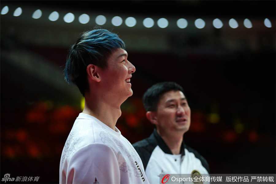 全明星周末的温情瞬间:杜锋父子与丁彦雨航的MVP之夜 王哲林与杜锋在场边谈笑风生,王哲林笑得眼睛眯成了一条缝,用手捂着脸,杜锋则面带微笑地看着他,气氛轻松愉悦。