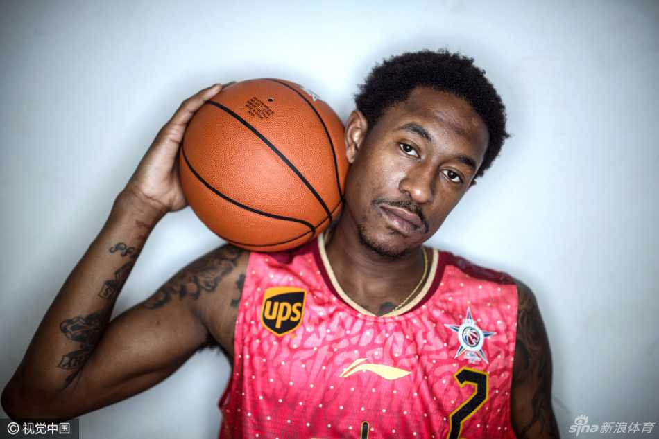 全明星周末的逗趣盛宴:谁才是球届扛把子? 王哲林在场上双手比出心形手势,将这份可爱与爱心送给支持他的球迷们。