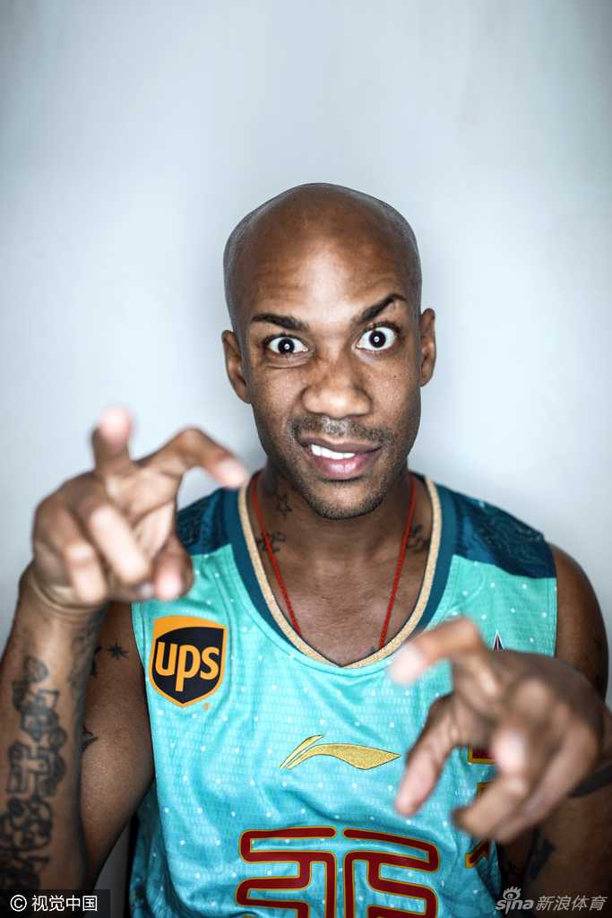 全明星周末的逗趣盛宴:谁才是球届扛把子? 孙悦眼神温柔地注视着前方,尽显奶爸本色,被球迷亲切地称为暖男。