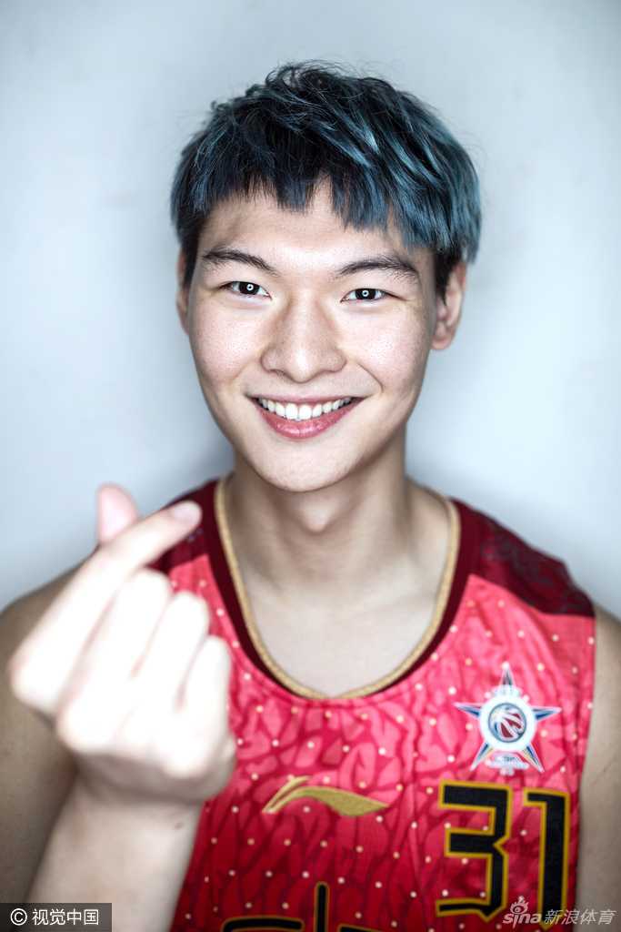 全明星周末的逗趣盛宴:谁才是球届扛把子? 刘晓宇在训练中帅气出镜,俊朗的外表下是对篮球的专注与热爱。