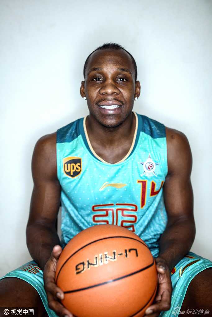 全明星周末的逗趣盛宴:谁才是球届扛把子? 哈德森运球推进,眼神专注,正在寻找最佳的传球或投篮时机。