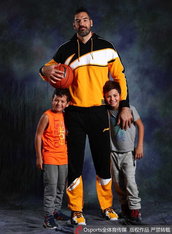 全明星嘻哈风云,辽京双雄“保卫”功夫熊猫 翟晓川身着潮服单手插兜,眼神犀利望向镜头,展现出球场硬汉之外的时尚酷感。