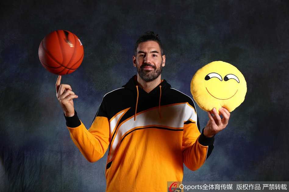 全明星嘻哈风云,辽京双雄“保卫”功夫熊猫 韩德君站在C位憨笑,翟晓川与郭艾伦做出酷炫的嘻哈手势,一左一右护卫着大韩,画面充满喜感与默契。