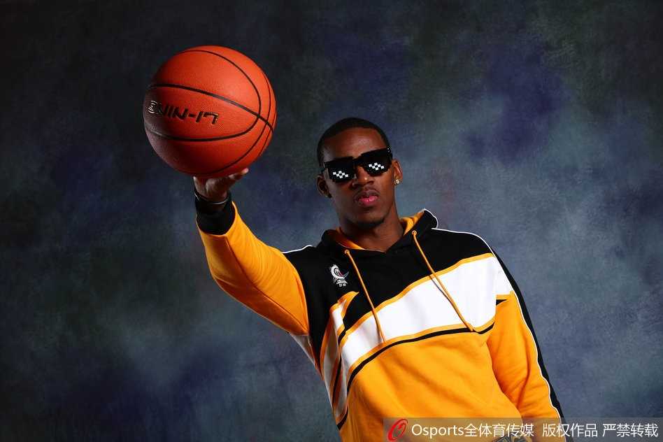 全明星嘻哈风云,辽京双雄“保卫”功夫熊猫 郭艾伦独自面对镜头,做出夸张的hip-hop手势,表情灵动搞怪,展现了其“球场网红”的逗趣一面。