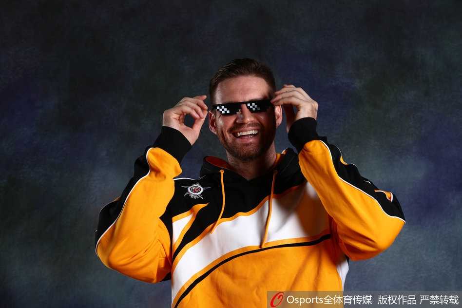 全明星嘻哈风云,辽京双雄“保卫”功夫熊猫 方硕手持篮球,身着休闲西装,面带微笑注视镜头,透露出北京爷们的自信与从容。