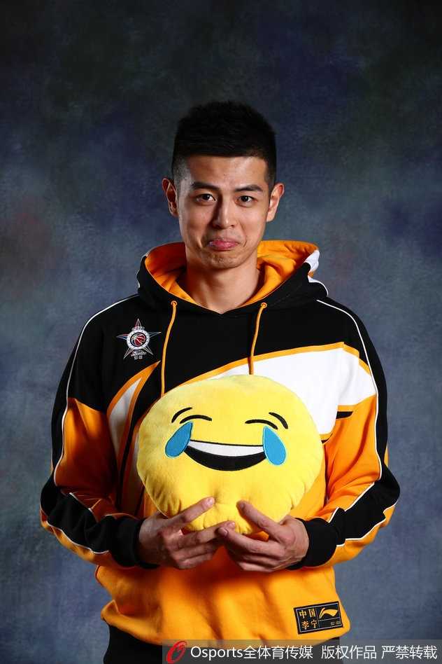 全明星嘻哈风云,辽京双雄“保卫”功夫熊猫 辽宁队核心韩德君单手擎天,面露微笑,尽管体型庞大但动作灵活,不愧是球迷喜爱的功夫熊猫。