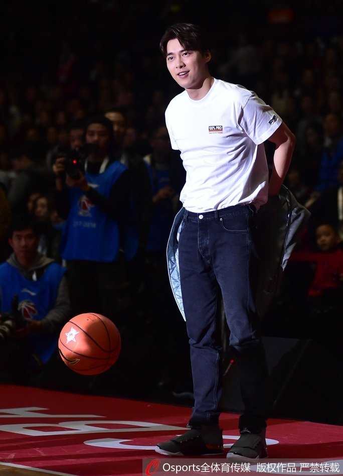 全明星赛篮球少年李易峰深圳献技为丁彦雨航打气 热身环节李易峰神情专注,他屈膝持球目光如炬,展现出扎实的篮球基本功