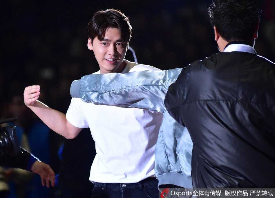 全明星赛篮球少年李易峰深圳献技为丁彦雨航打气 李易峰完成投篮后直视篮筐方向,手腕跟随动作完美,展现出对篮球的认真态度