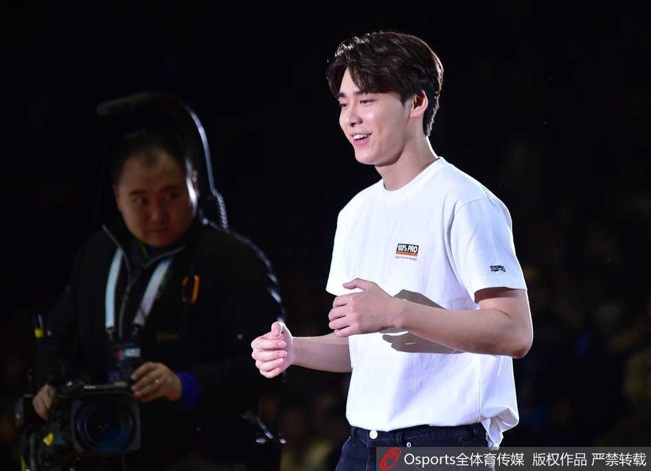 全明星赛篮球少年李易峰深圳献技为丁彦雨航打气 李易峰与现场篮球少年们同场热身,氛围融洽,体现了文体跨界融合的魅力