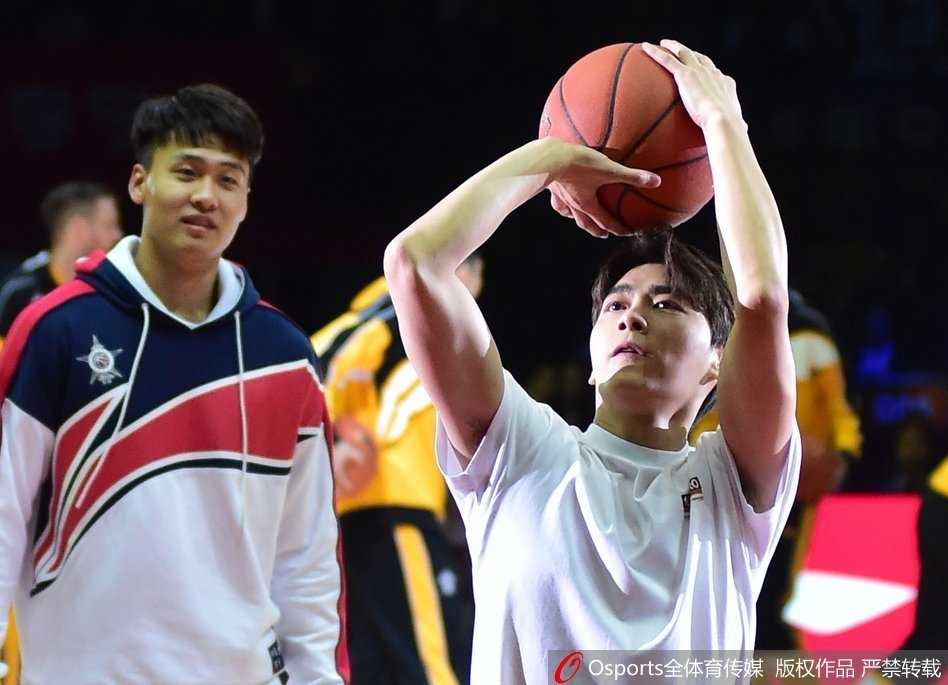 全明星赛篮球少年李易峰深圳献技为丁彦雨航打气 李易峰在场边认真观赛,眼神中流露出对篮球的纯粹喜爱和对球员表现的关注