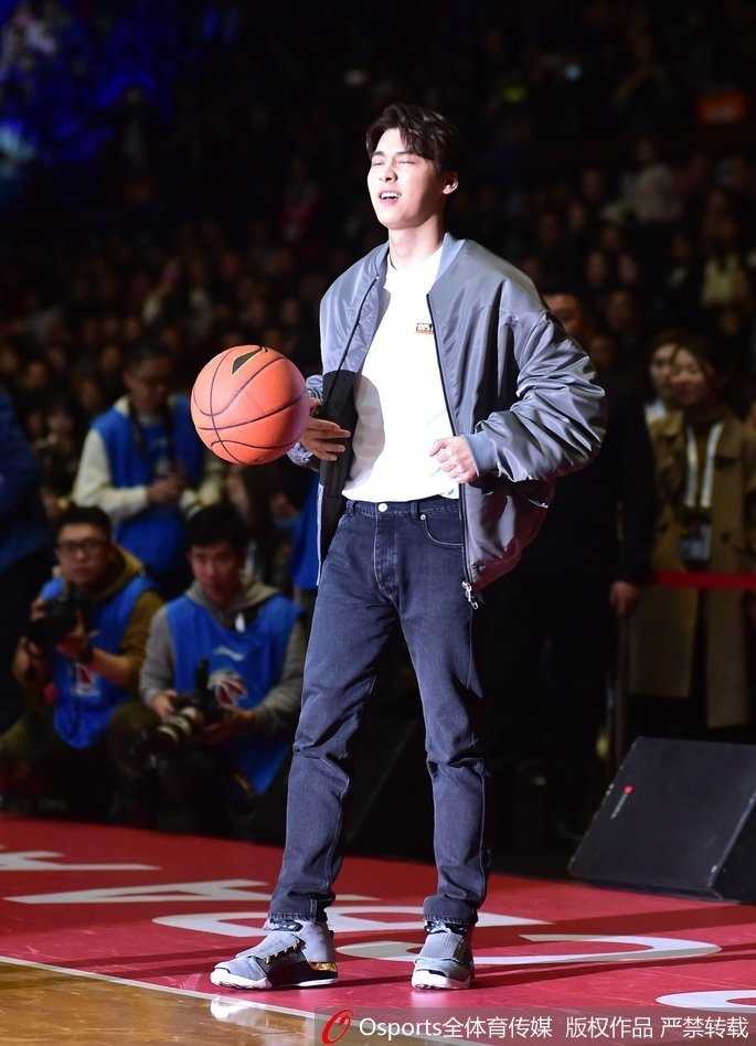 全明星赛篮球少年李易峰深圳献技为丁彦雨航打气 李易峰身穿深色潮装现身球馆,专注瞄准篮筐执行投篮,热身姿势舒展帅气