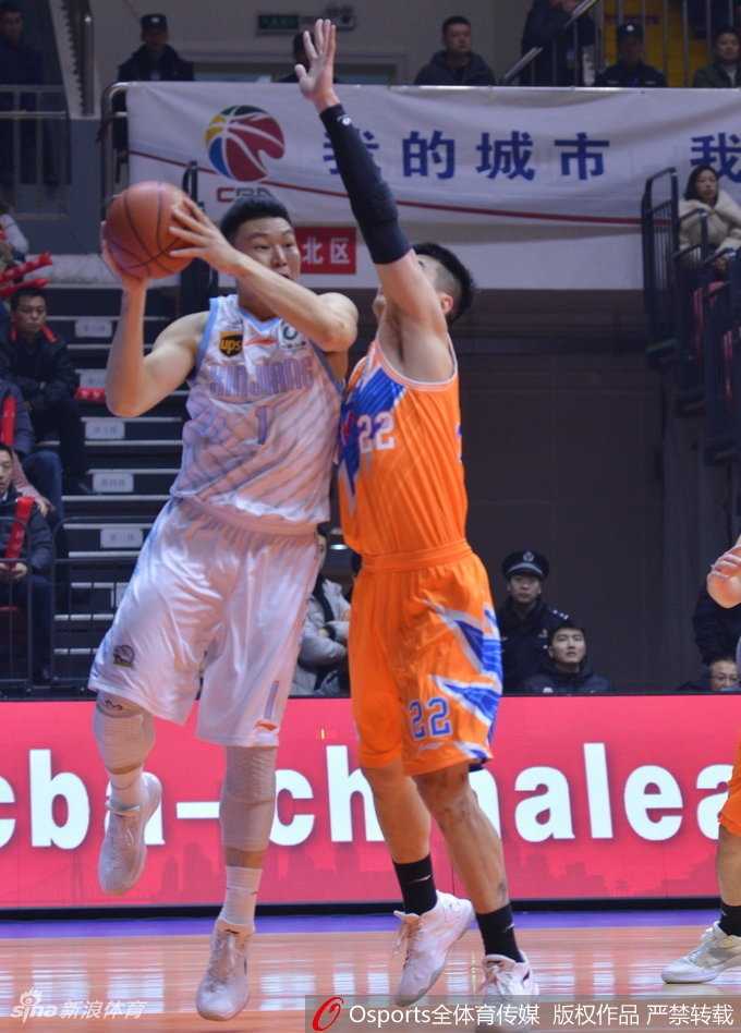 全明星遗珠爆发引领反击 新疆主场力克上海 弗雷戴特在三人围堵下强行出手,眼神坚毅,皮球划出完美弧线