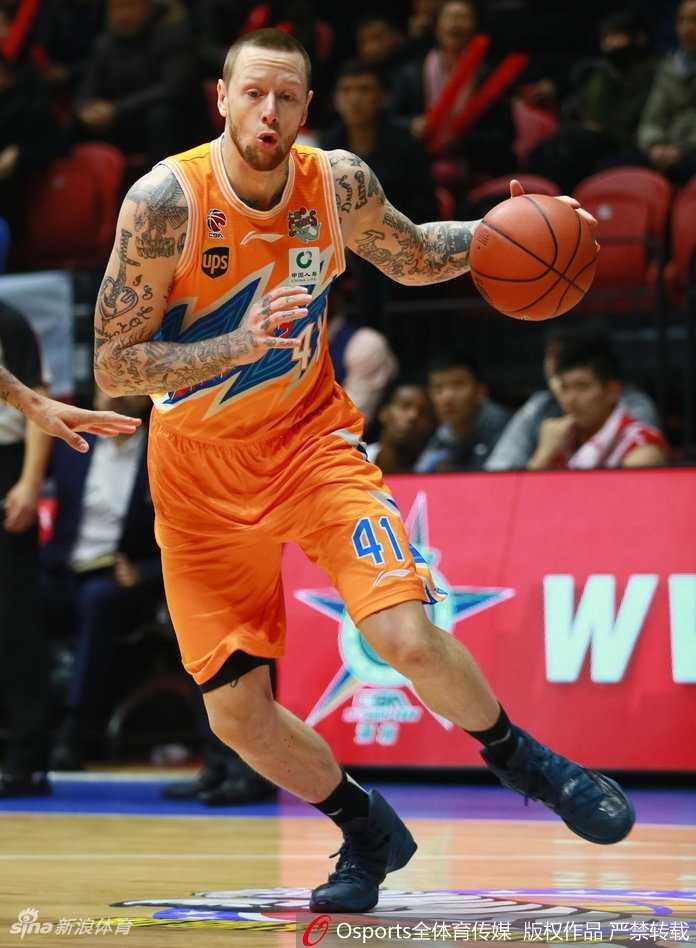 全明星遗珠爆发引领反击 新疆主场力克上海 可兰白克底角接球就投,篮球空心入网,留下一道白色的残影