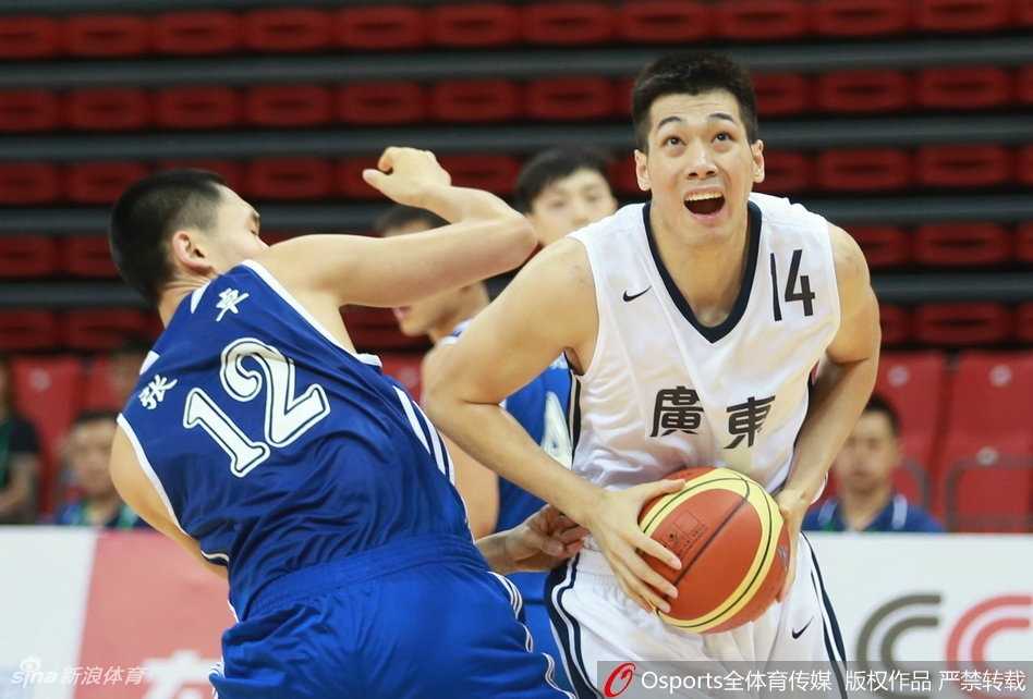 全运京粤大战硝烟起 广东宏远险胜北京首钢取开门红 易建联在朱彦西的严密防守下依然高举高打,眼神中透露出必胜的决心,试图用身体挤开空间完成投篮。