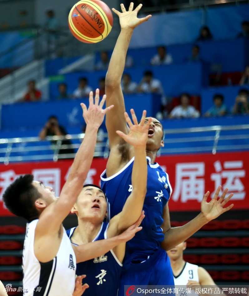 全运京粤大战硝烟起 广东宏远险胜北京首钢取开门红 北京队常林在篮下顶着防守强起,肌肉碰撞的瞬间充满了力量感,他奋力将球放入篮筐,为球队紧咬比分。