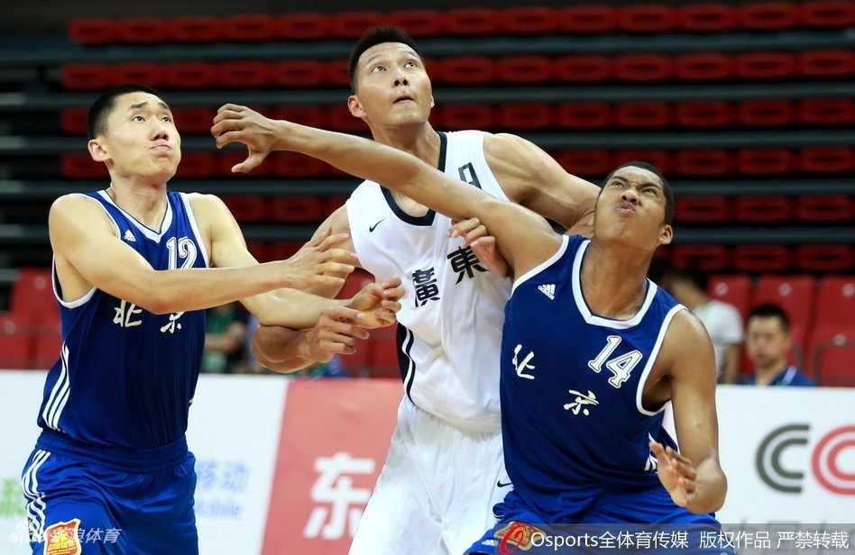 全运京粤大战硝烟起 广东宏远险胜北京首钢取开门红 广东队小将胡明轩持球快速反击,他身形灵动如闪电,面对北京队的围追堵截依然冷静地寻找着最佳的传球路线。