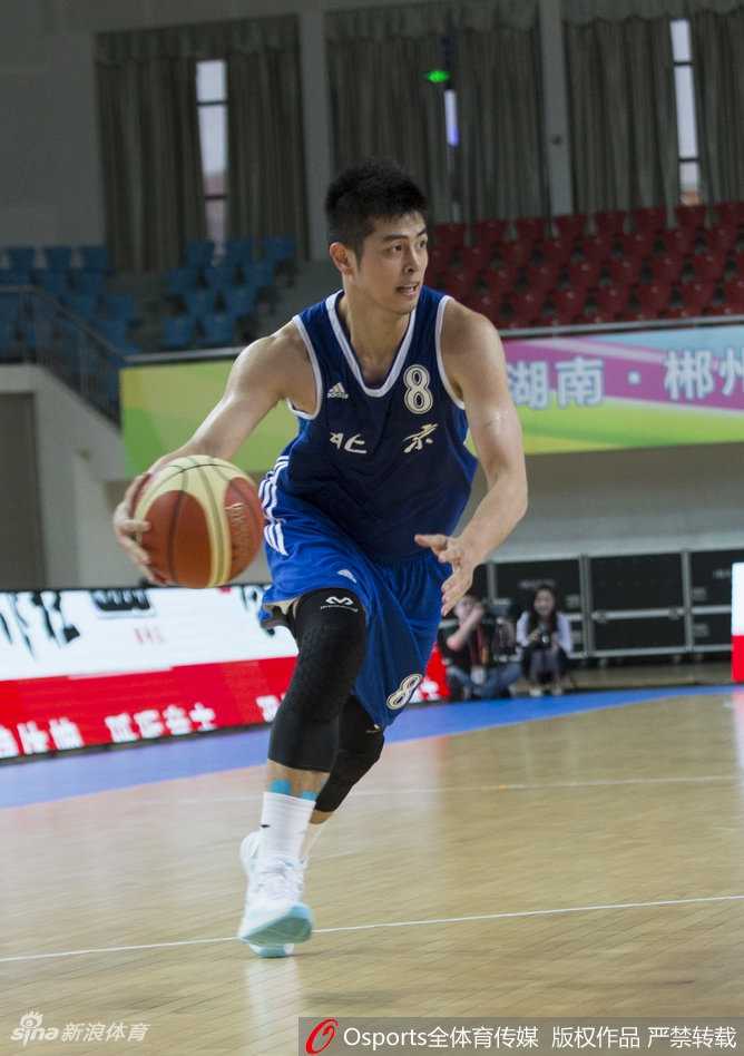 方硕如利刃般撕破上海队防线，他稳健的控球是北京队进攻的节拍器。