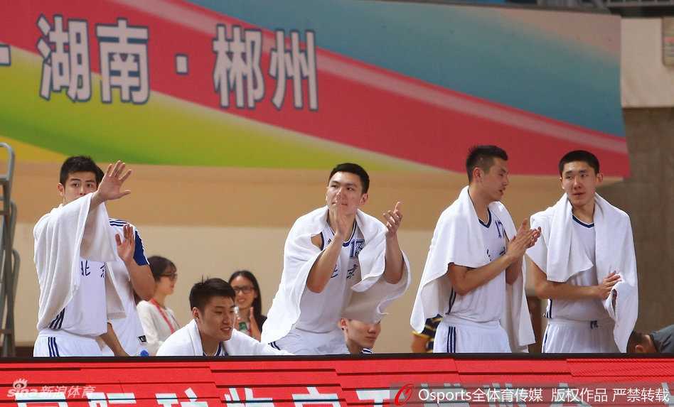 北京队替补席瞬间变成欢乐的海洋，球员们激动地跃起庆祝，与场上队员的每一次精彩进球同呼吸共命运。