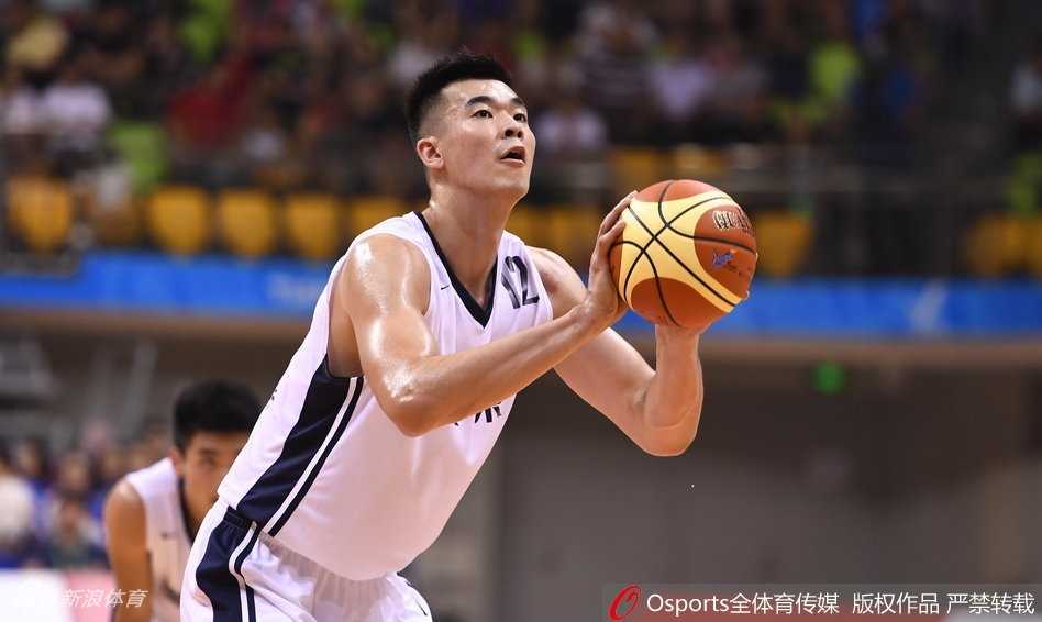 新疆队球员西热力江命中三分后握拳怒吼，面部肌肉紧绷，仿佛要将所有的激情都宣泄而出