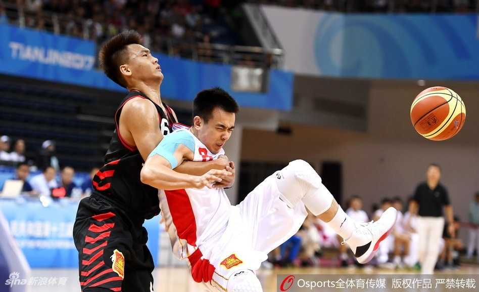 全运会男篮四分之一决赛:辽宁豪华战舰大胜天津强势晋级四强 韩德君在天津队多人围剿下强行起篮,他利用宽厚的肩膀扛开防守,粗糙的大手像抓核桃一样紧紧握住篮球,奋力补篮。