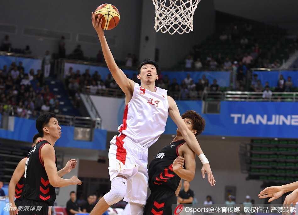 全运会男篮四分之一决赛:辽宁豪华战舰大胜天津强势晋级四强 赵继伟受伤瞬间,他在空中与对手碰撞后表情痛苦地失去重心,篮球脱手而出,身后的队友和对手目光中满是关切与紧张。