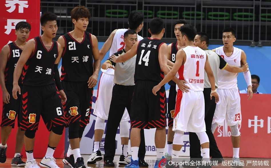 全运会男篮四分之一决赛:辽宁豪华战舰大胜天津强势晋级四强 辽宁队替补席瞬间沸腾,球员们挥舞着毛巾振臂高呼,为场上队友的精彩表现忘情庆祝,团队的凝聚力和兴奋感溢于言表。