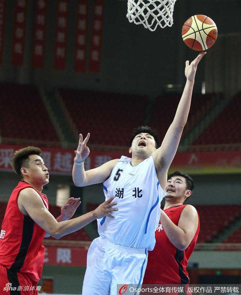 湖北队孟铎外线持球，面对防守人果断干拔跳投，皮球在空中划出优美弧线