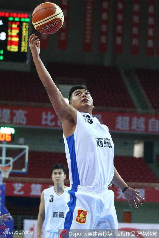 河南队球员在对手头顶强硬摘下进攻篮板，展现了绝对的篮下统治力