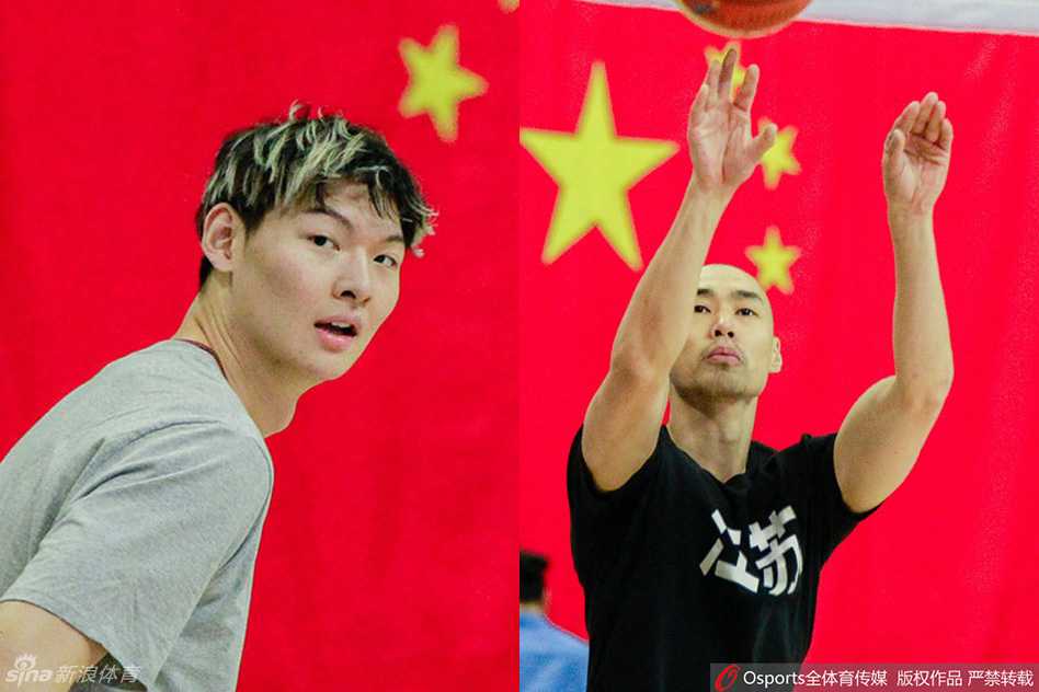 江苏队老将孟达在场上持球突破，他的新发型在奔跑中格外醒目，仿佛一道银狐般的流光掠过球场。