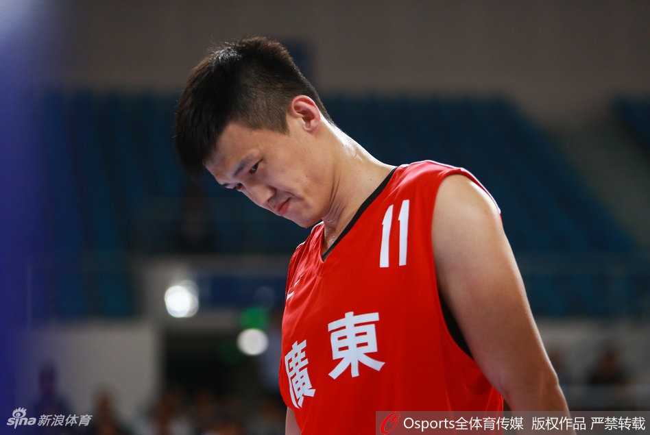 北京时间的夜晚，全运会男篮预赛在郴州激战正酣，赛场上的灯光与球员拼搏的身影交织成一幅热血画卷。