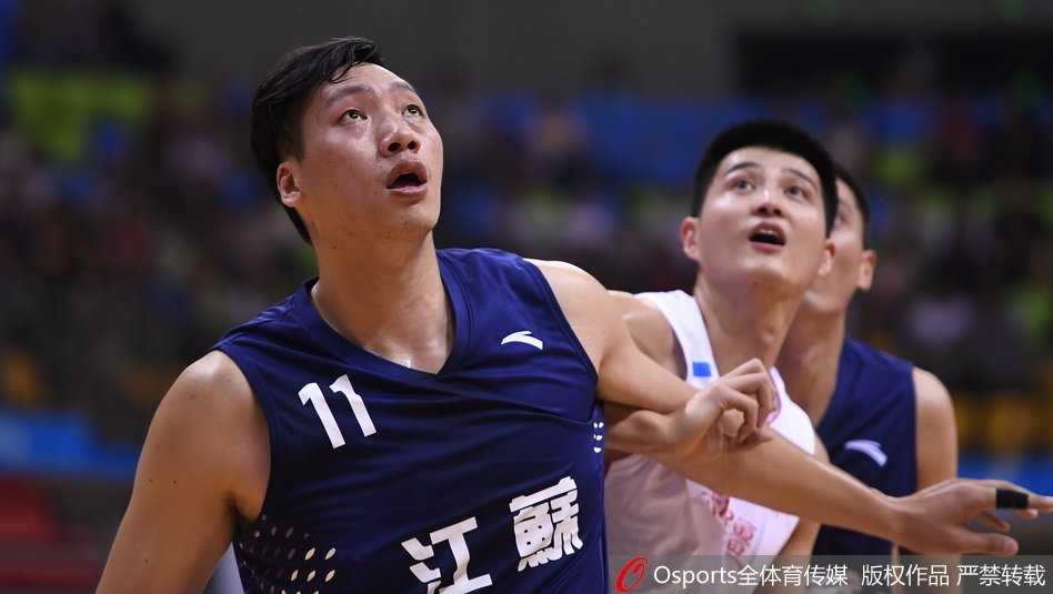 全运男篮首战新疆狂飙江苏 西热力江在命中三分后霸气怒吼,张开双臂,仿佛在点燃全场观众的激情