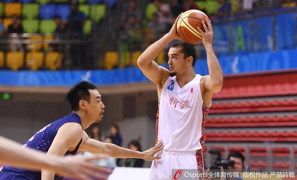 全运男篮首战新疆狂飙江苏 王子瑞在快攻中轻盈上篮,动作舒展,江苏队的防守球员只能望球兴叹