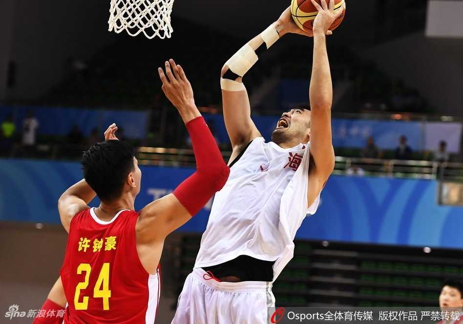 解放军球员雷蒙跳起投篮，上海队蔡亮飞身封盖，两人在空中形成一道剪影，胜负就在毫厘之间
